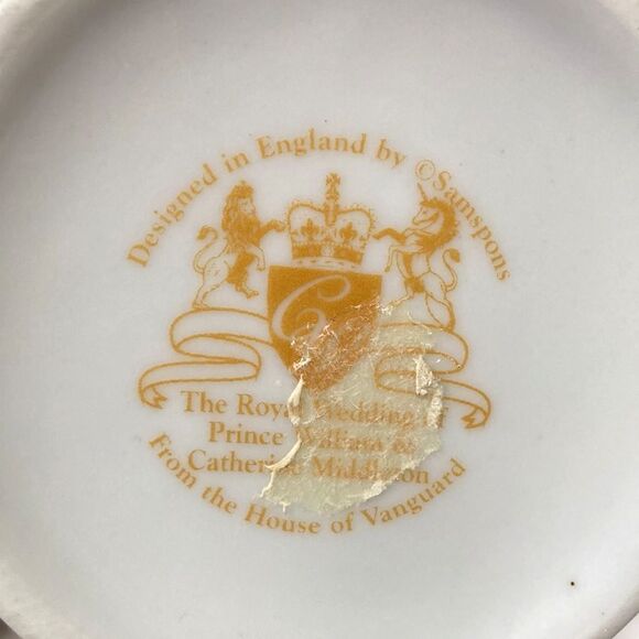ROYAL WEDDING Prince William Kissing Catherine Kate Middleton Commemorative Mug - Picture 7 of 10